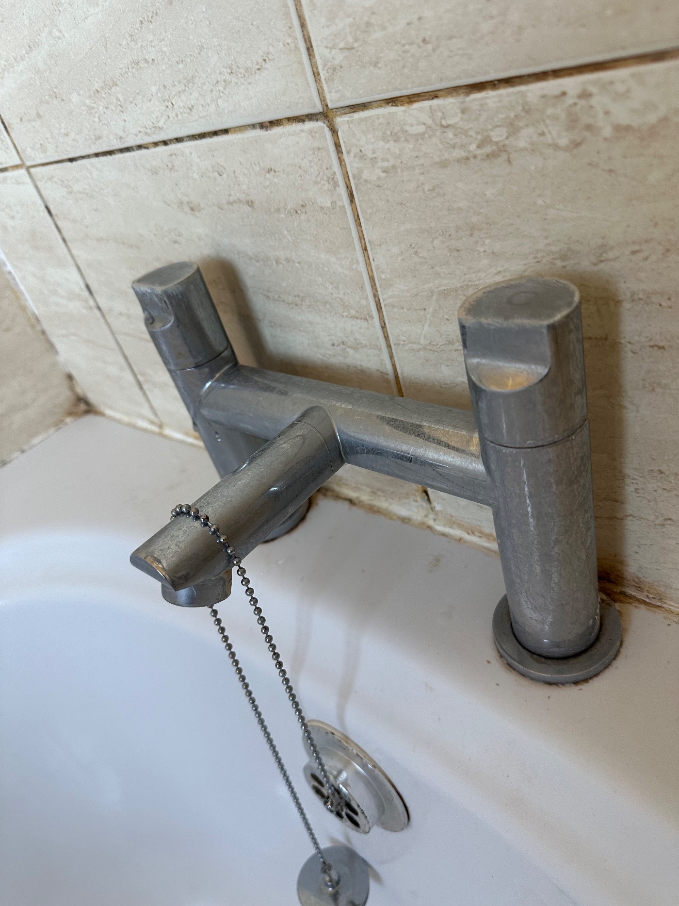Before Makepeace & Shine clean — The standard bath tap shine ✨